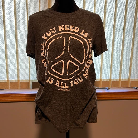 All you need is love graphic tee - size large - Picture 1 of 4